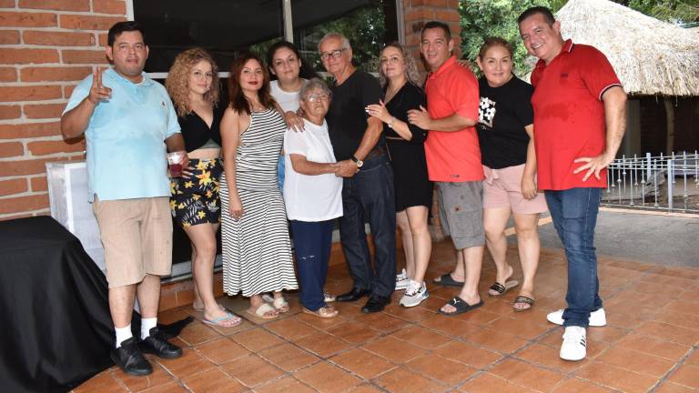 Virgilio Sánchez y Fidelia Rodríguez con sus hijos Juan Manuel, Rosa María, Araceli, Raquel Guadalupe, Claudia Alejandra, Luis Fernando, Nelly Marcela y Óliver Alonso.