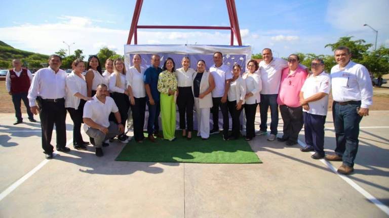 Entrega de cancha deportiva del Gobierno de Mazatlán a secundaria de Pradera Dorada.