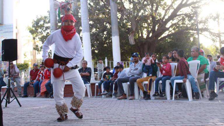 Familias se sumaron a la celebración del niño indígena.