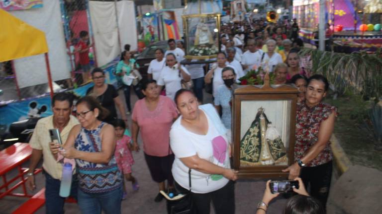 Peregrinos de Huajicori estuvieron al frente de la peregrinación.