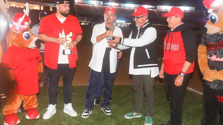 Víctor López de la Paz, sobrino del reconocido escultor Antonio López Sáenz, recibió el reconocimiento.