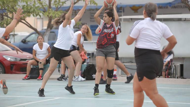 Las acciones del baloncesto femenil se celebran en la cancha Casa Hogar.