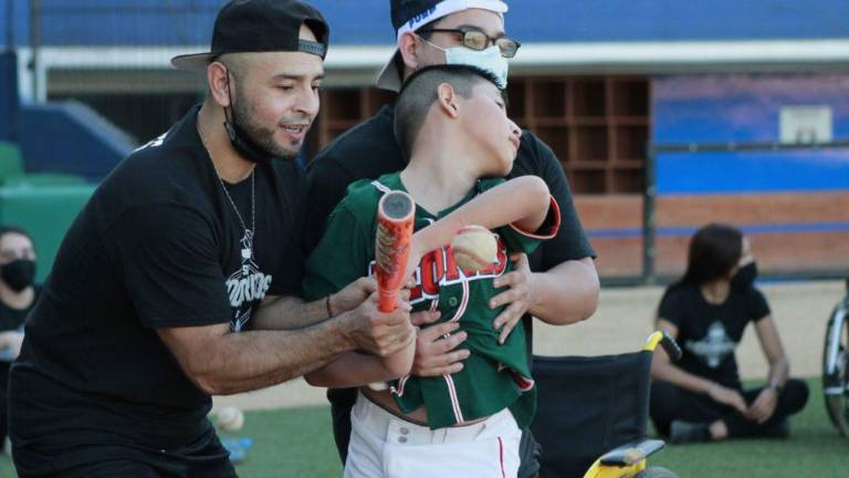 Las dos docenas de niños aprender poco a poco los fundamentos del “rey de los deportes”.