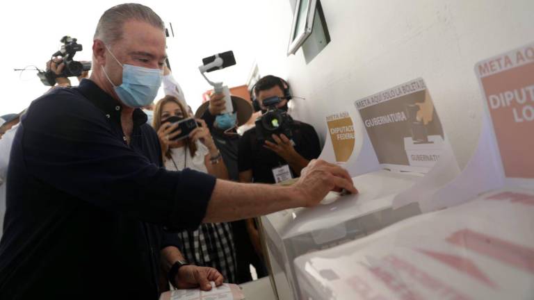 Quirino Ordaz Coppel, Gobernador de Sinaloa, durante el momento en que votó el domingo.