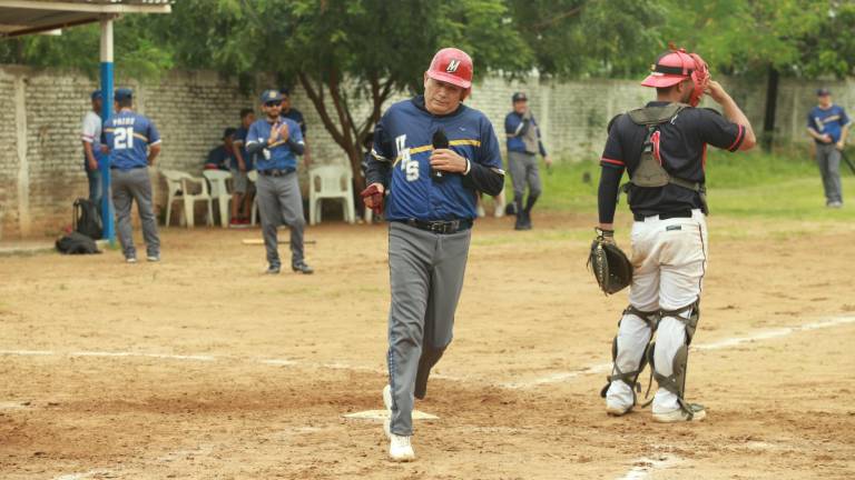 Juan José Pacho llega a home por la Universidad Autónoma de Sinaloa.