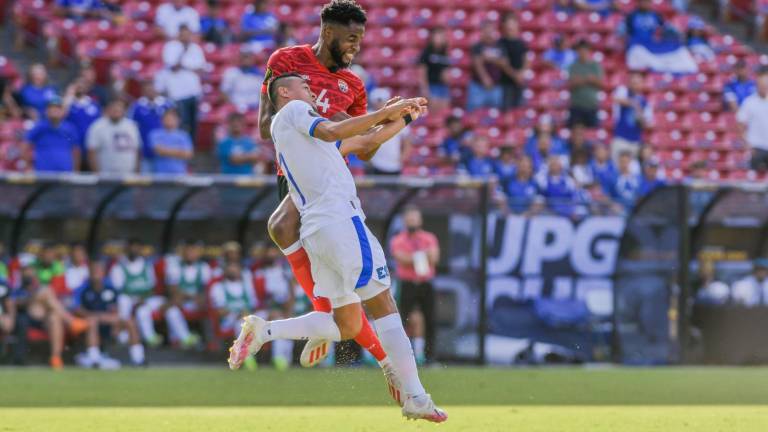 La selección salvadoreña ya está del otro lado.