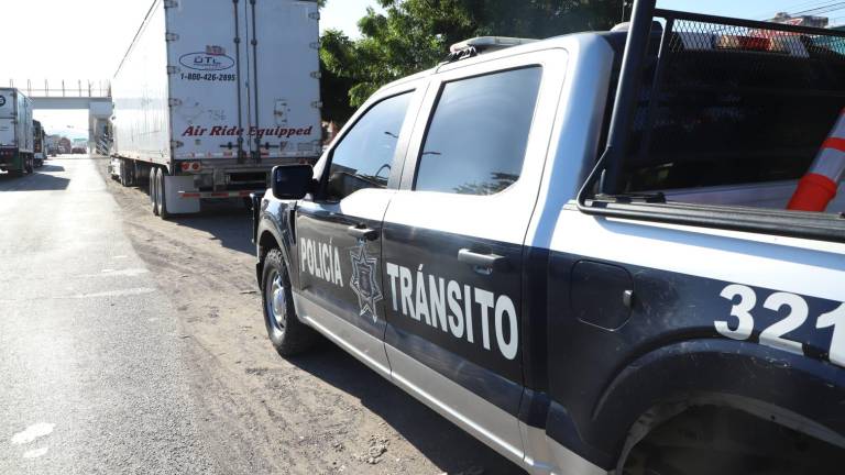 Elementos de Tránsito acuden al lugar del incidente en el Libramiento Colosio.
