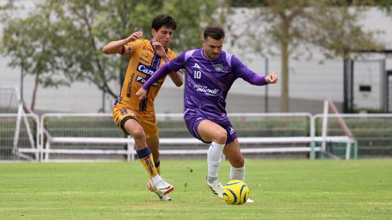 Nicolás Benedetti (der.) regresó a la acción tras ocho meses en inactividad.