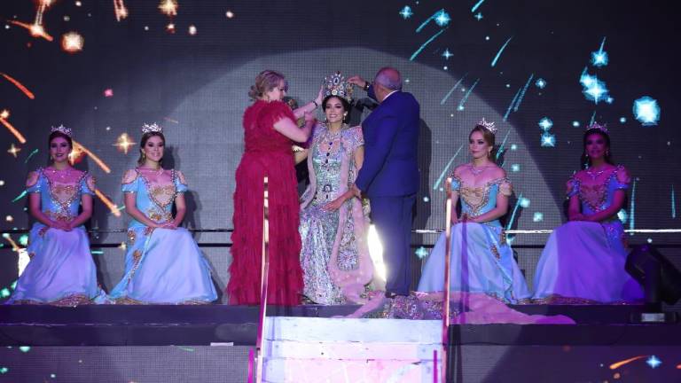 Eneyda Rocha, presidenta del Sistema DIF Sinaloa, en representación del Gobernador del Estado, Rubén Rocha Moya; y el Alcalde de Mazatlán, Luis Guillermo Benítez Torres, coronaron a la nueva soberana.