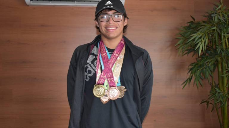 El joven nadador sinaloense, Luis Urías, irá a su primer competencia internacional con una marca de 2:07