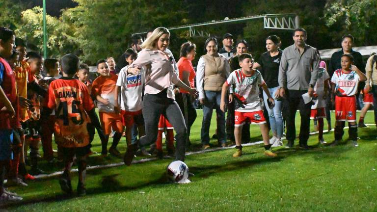 La Alcaldesa Estrella Palacios Domínguez da la patada inaugural.