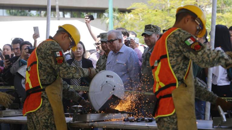 Destrucción de armas de fuego en la explanada de Palacio de Gobierno, en Culiacán.