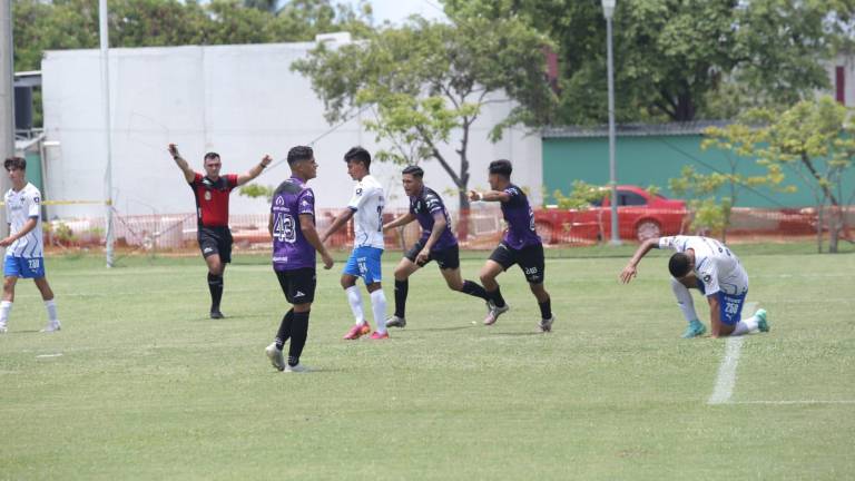 Hugo Ávila anota el gol del triunfo de los Cañoneros.