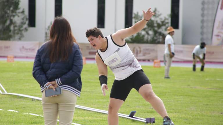 Martín Abraham Gutiérrez Sepúlveda se cuelga la medalla de oro.