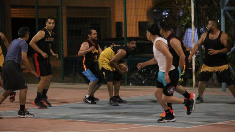 Cremería del Bajío-Rin Rin Pizza logró quedarse con la victoria en el baloncesto de la Colonia Burócrata.