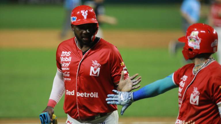 Jesús “Cacao” Valdez llega a home.