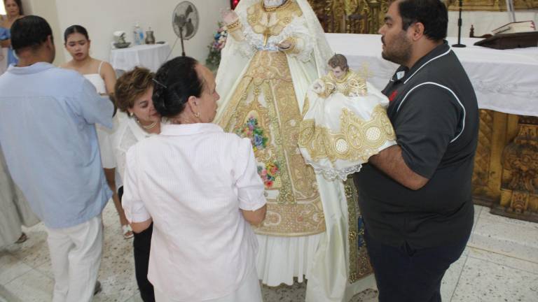 Nuestra Señora del Rosario portará hasta la solemnidad su nuevo vestido donado por la familia Fregoso Robles en Rosario.