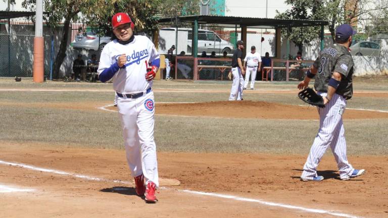 El mánager Juan José Pacho juega con Proveedora de Maderas.