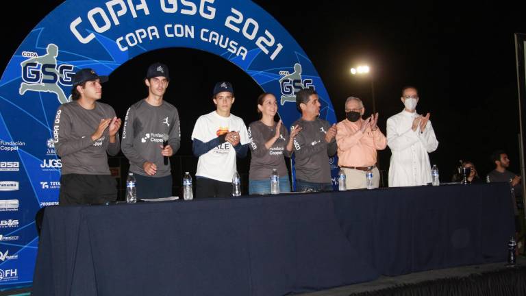 Yolanda Gastélum y Juan Paulo Silva, papás de Gerardo, en medio de los organizadores e invitados especiales que acudieron a la inauguración de la Copa GSG.