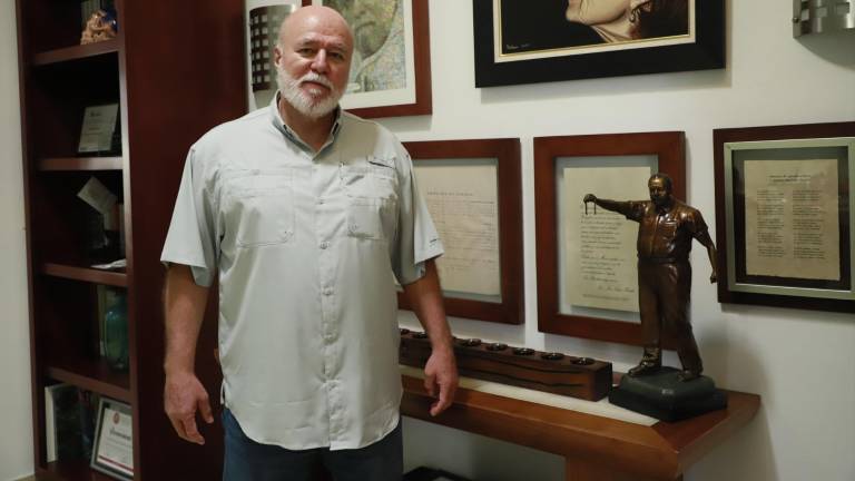 Manuel Clouthier Carrillo invita al público a acudir a su charla sobre Liderazgo Empresarial.