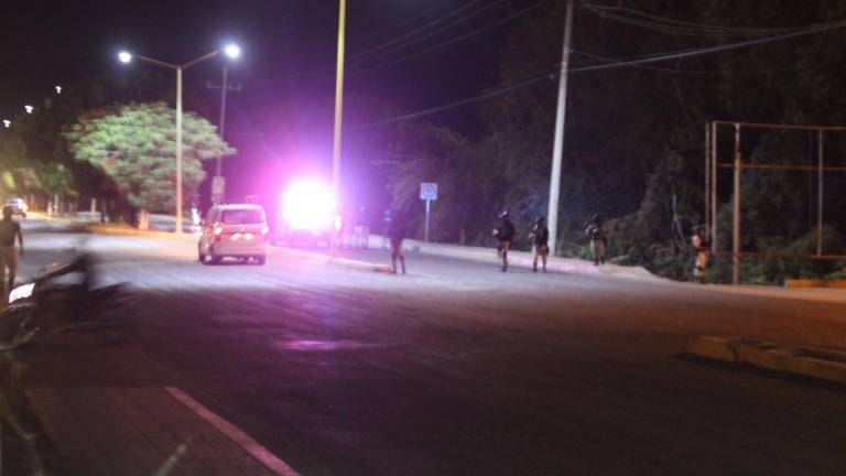 Elementos de la Guardia Nacional revisaron la zona donde se localizaron los “ponchallantas” en El Rosario.