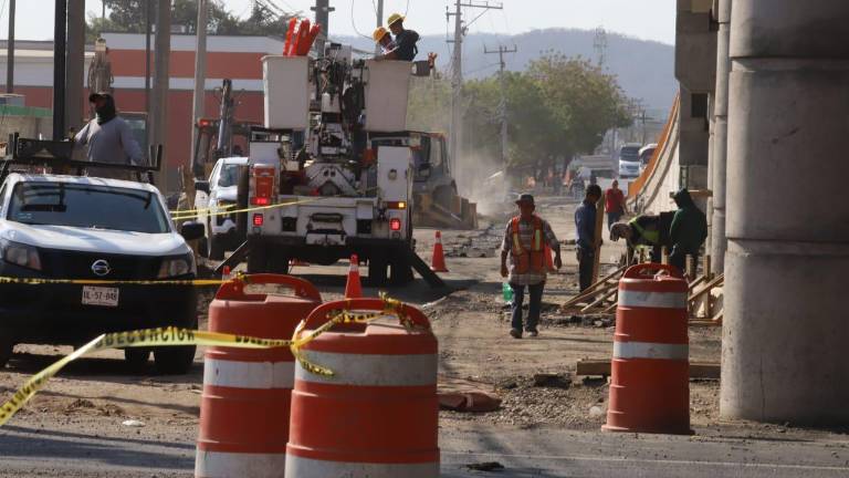 Trabajadores de la empresa constructora del puente estiman al menos dos semanas más para concluir banquetas, retornos y cableado.