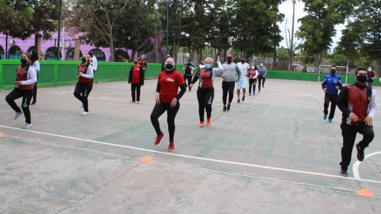 Personal hace ejercicio en la explanada deportiva que se ubica a un costado del gimnasio Julio César Chávez en el parque Culiacán 87.