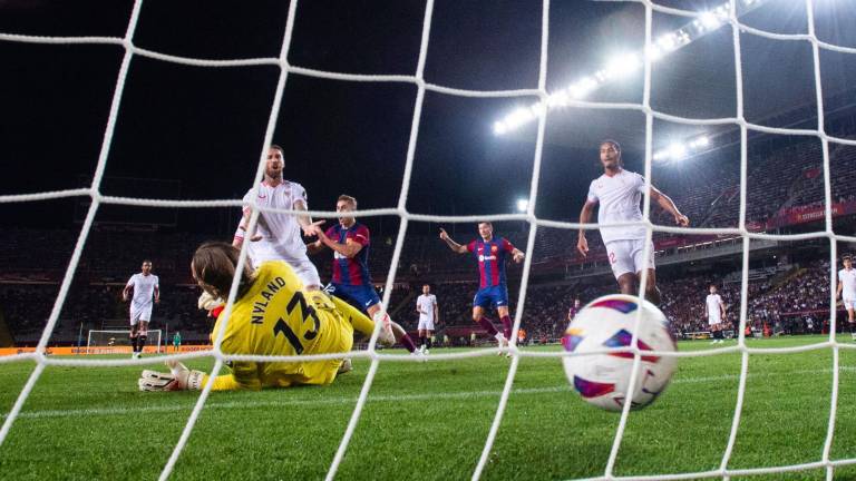 Sergio Ramos se lamenta luego que el balón terminara dentro de la portería sevillista tras haber sido desviado por él.