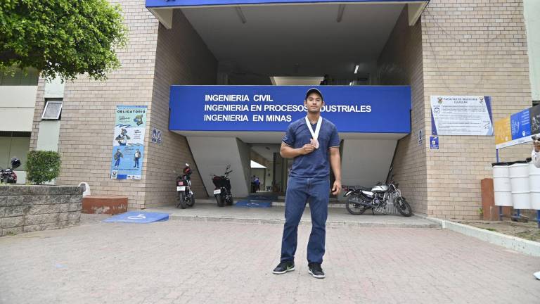Roberto Cruz Bejarano muestra orgulloso sus medallas.