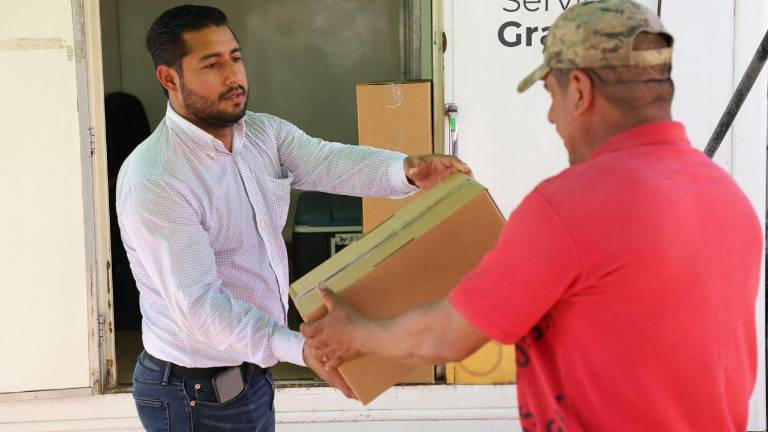 Familias de las comunidades de Paredón Colorado, Ensenada, El Limoncito, Benito Juárez y El Salado fueron beneficiadas con despensas alimenticias.