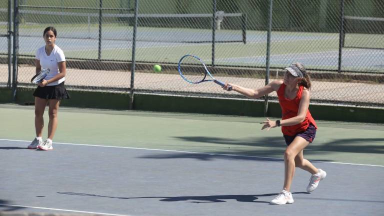 Aliot Padilla y Paola Camacho ganan en la categoría Dobles D Femenil.
