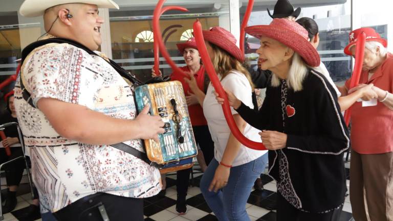 Un grupo de músicos de Mazatlán llevan un momento de alegría a adultos mayores.