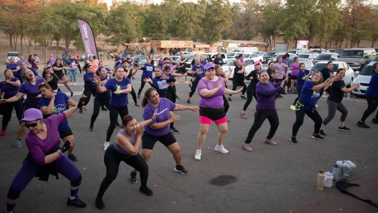 La Zumbanda reúne a decenas de damas.