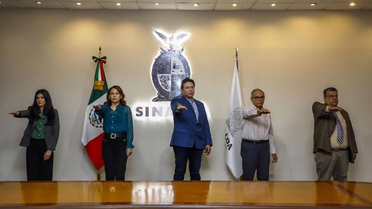 Los funcionarios al momento de tomar protesta.