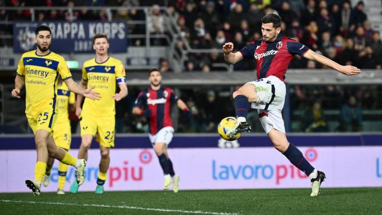 El Bolonia superó por 2-0 al Hellas Verona para meterse a puestos de Champions League.