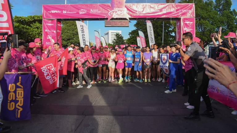 Más de mil participantes acuden a la tercera edición de la Carrera Rosa.