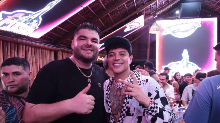 Eduin Caz y Max Peraza están en Mazatlán para la inauguración de un bar.