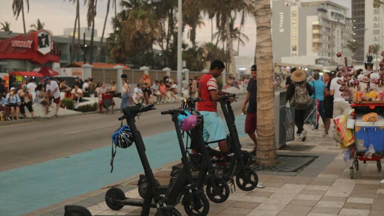 Las autoridades reportaron que decomisaron 21 scooters en el primer operativo implementado en el malecón de Mazatlán.