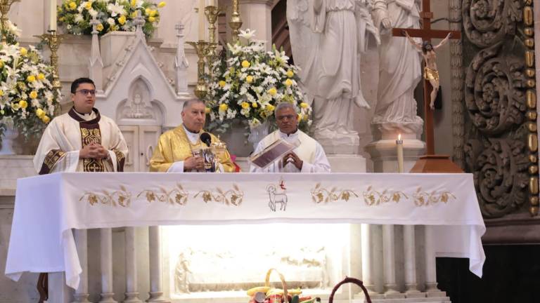 Monseñor exhortó a los fieles a inspirarse en el sacrificio de Jesús para vivir con caridad y misericordia.