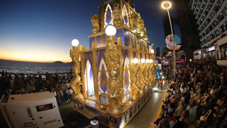 Miles de personas estuvieron presentes durante el primer desfile de Carnaval.