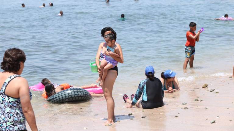 Bañistas en Playa Pinitos.