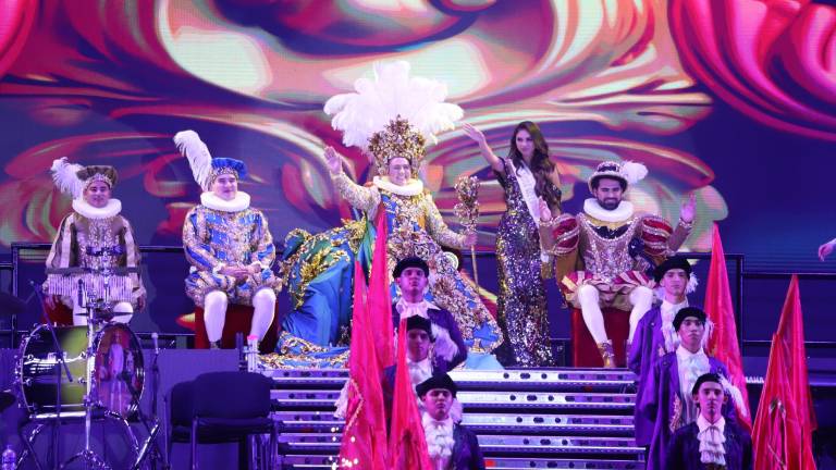 Héctor II recibe su corona como Rey de la Alegría, de manos de Carolina III, Reina del Carnaval de Mazatlán 2024.
