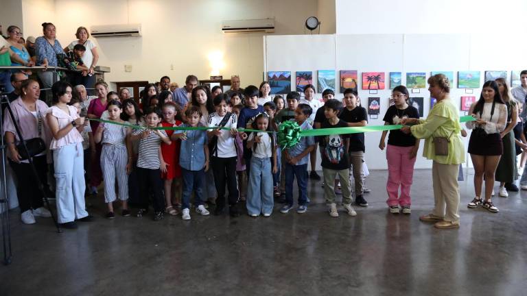 Los alumnos de los talleres de Artes Plásticas Infantil hicieron el corte de listón.