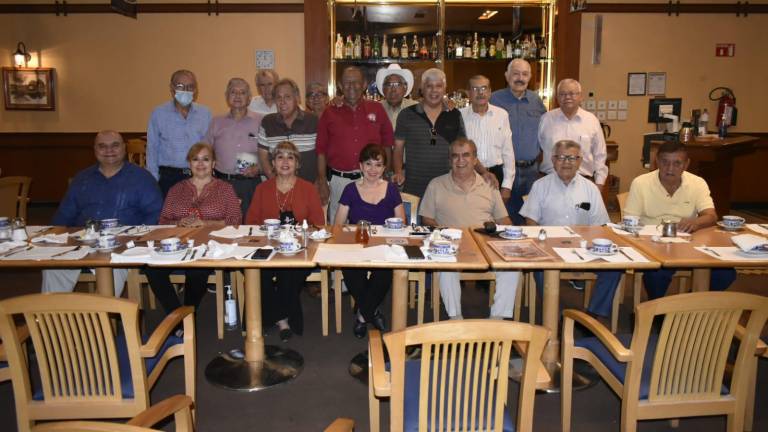 Los integrantes de la Confraternidad Prevoariana estrechan lazos de amistad en su reunión mensual.