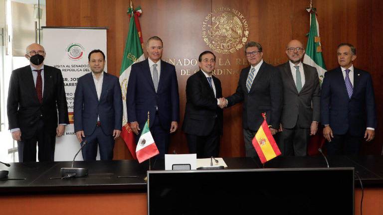 El Ministro de Relaciones Exteriores de España, José Manuel Albares Bueno, visita el Senado de la República.