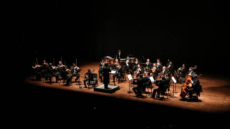 La Orquesta Sinfónica Sinaloa de las Artes cierra el Festival Internacional de Guitarra, acompañando a los guitarristas Yuki Saito y Bernardino Rodríguez.