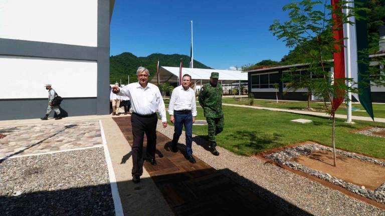 El Presidente Andrés Manuel López Obrador, acompañado por el Gobernador de Durango José Rosas Aispuro, y el General Luis Crescencio Sandoval González.