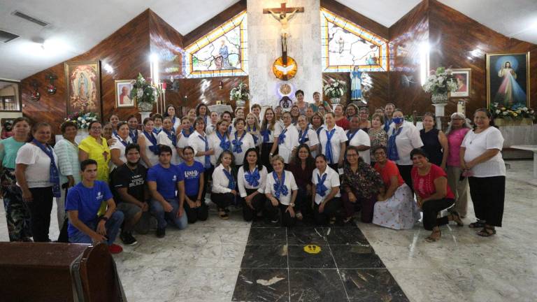 Las asistentes se tomaron la fotografía del recuerdo en el altar de la Parroquia San Carlos Borromeo.