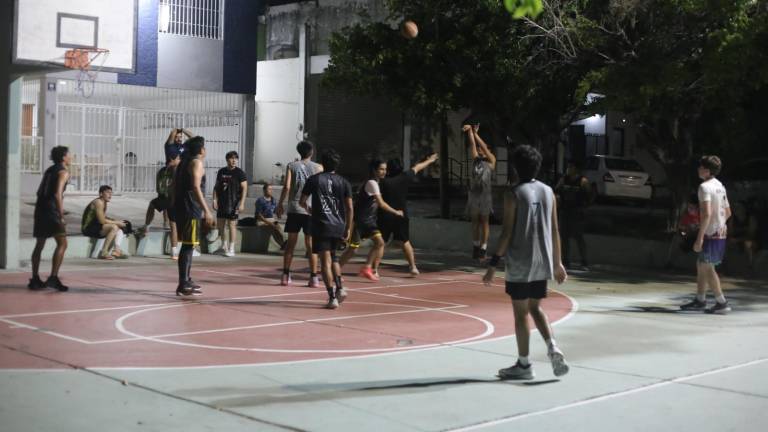 El Torneo de Básquetbol Golden Municipal se vive con intensidad en la cancha de López Mateos.