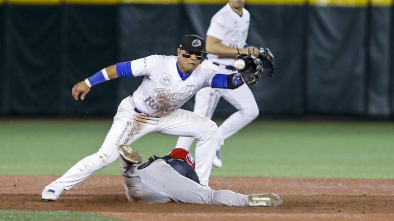 Charros pega primero en la serie.